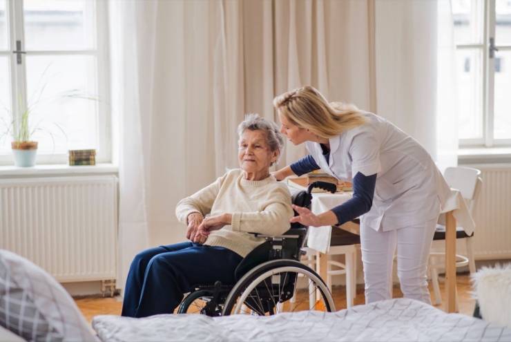 Aide-soignante en EHPAD pour le bien-être et le confort des personnes âgées