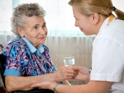 https://www.lemediasocial-emploi.fr/media/cache/resolve/articles_thumbnail/uploads/images/articles-small/5bbe10d846783_Ehpad-recrutements%20%281%29.jpg