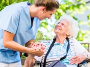 https://www.lemediasocial-emploi.fr/media/cache/resolve/articles_thumbnail/uploads/images/articles-small/5be98a5ea38d3_Aide-soignante%20Hopital%20vs%20Ehpad.jpeg