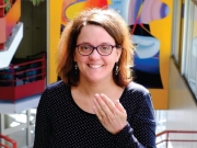https://www.lemediasocial-emploi.fr/media/cache/resolve/articles_thumbnail/uploads/images/articles-small/5bf53436929ee_Anne-Sophie%20Cormerais%20ASS%20LSF.jpg
