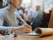 https://www.lemediasocial-emploi.fr/media/cache/resolve/articles_thumbnail/uploads/images/articles-small/5c24e0cc668c4_Femme%20%C3%A9crivant.jpeg
