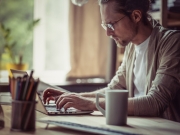 https://www.lemediasocial-emploi.fr/media/cache/resolve/articles_thumbnail/uploads/images/articles-small/5c3ca5f7b1fa4_Actu_Educ%20t%C3%A9l%C3%A9travail.jpg