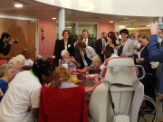 https://www.lemediasocial-emploi.fr/media/cache/resolve/articles_thumbnail/uploads/images/articles-small/5d221a1b87028_Visite%20Ehpad%20P%C3%A9nicaud%20red.jpg
