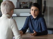 https://www.lemediasocial-emploi.fr/media/cache/resolve/articles_thumbnail/uploads/images/articles-small/61e871a9c5f70_Conseils_Synergologue%20illustration.jpeg