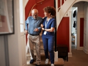 https://www.lemediasocial-emploi.fr/media/cache/resolve/articles_thumbnail/uploads/images/articles-small/624aa50a8de83_Actu_Etude%20Dares%20aide%20%C3%A0%20dom.jpg